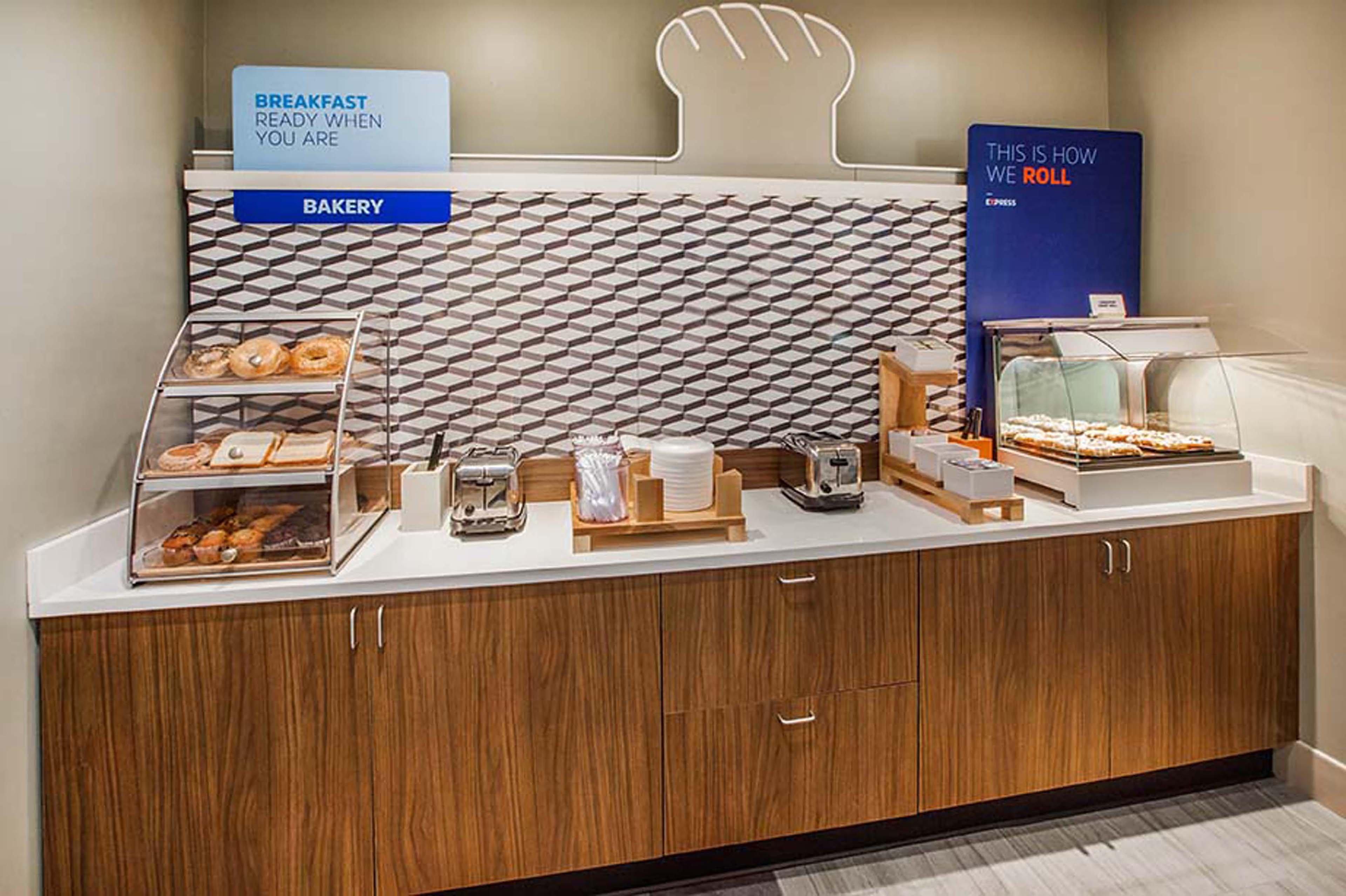 Express & Knoxville-clinton By Ihg 2* Clinton