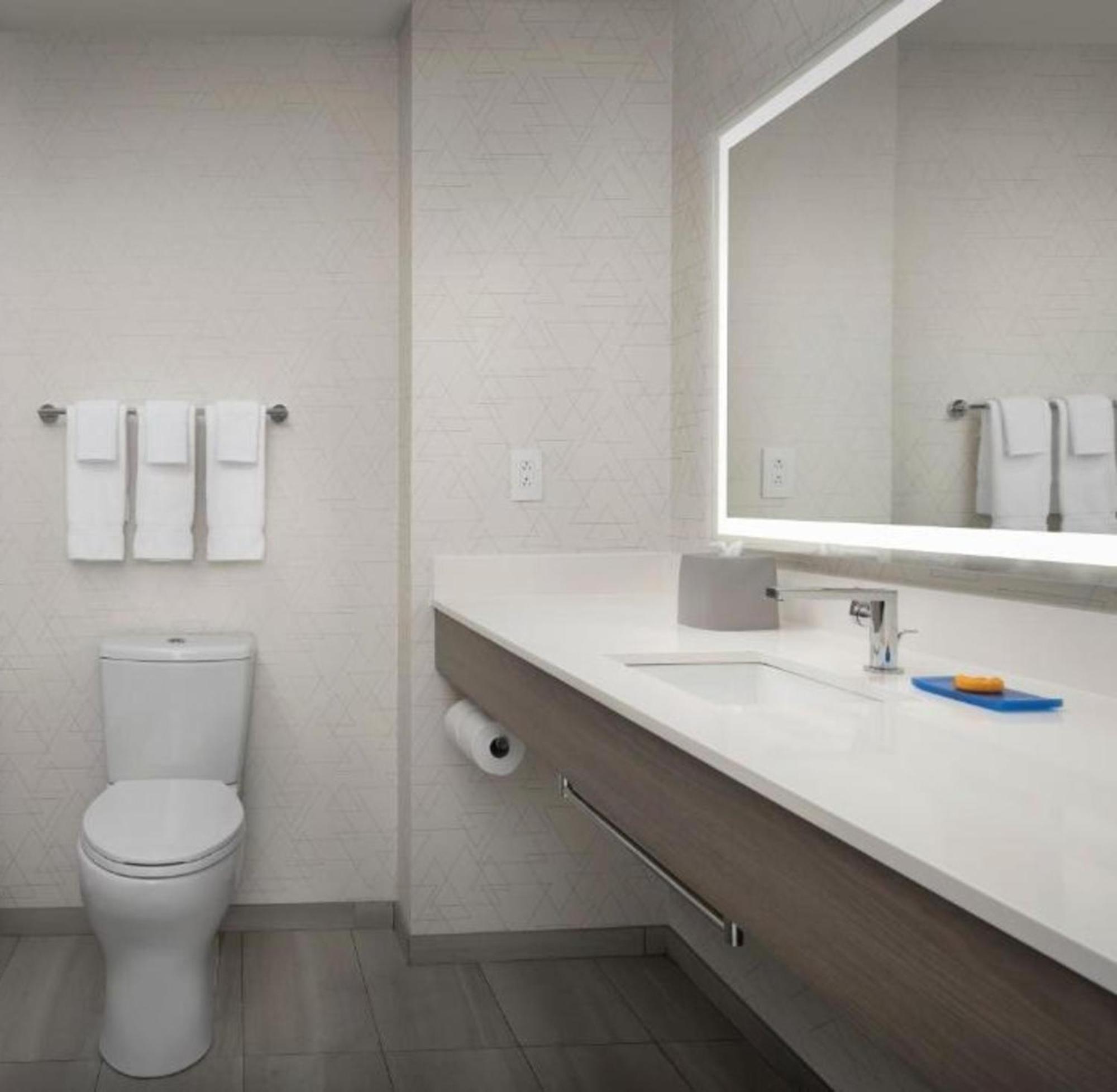 Express & Knoxville-clinton By Ihg Hotel 2*